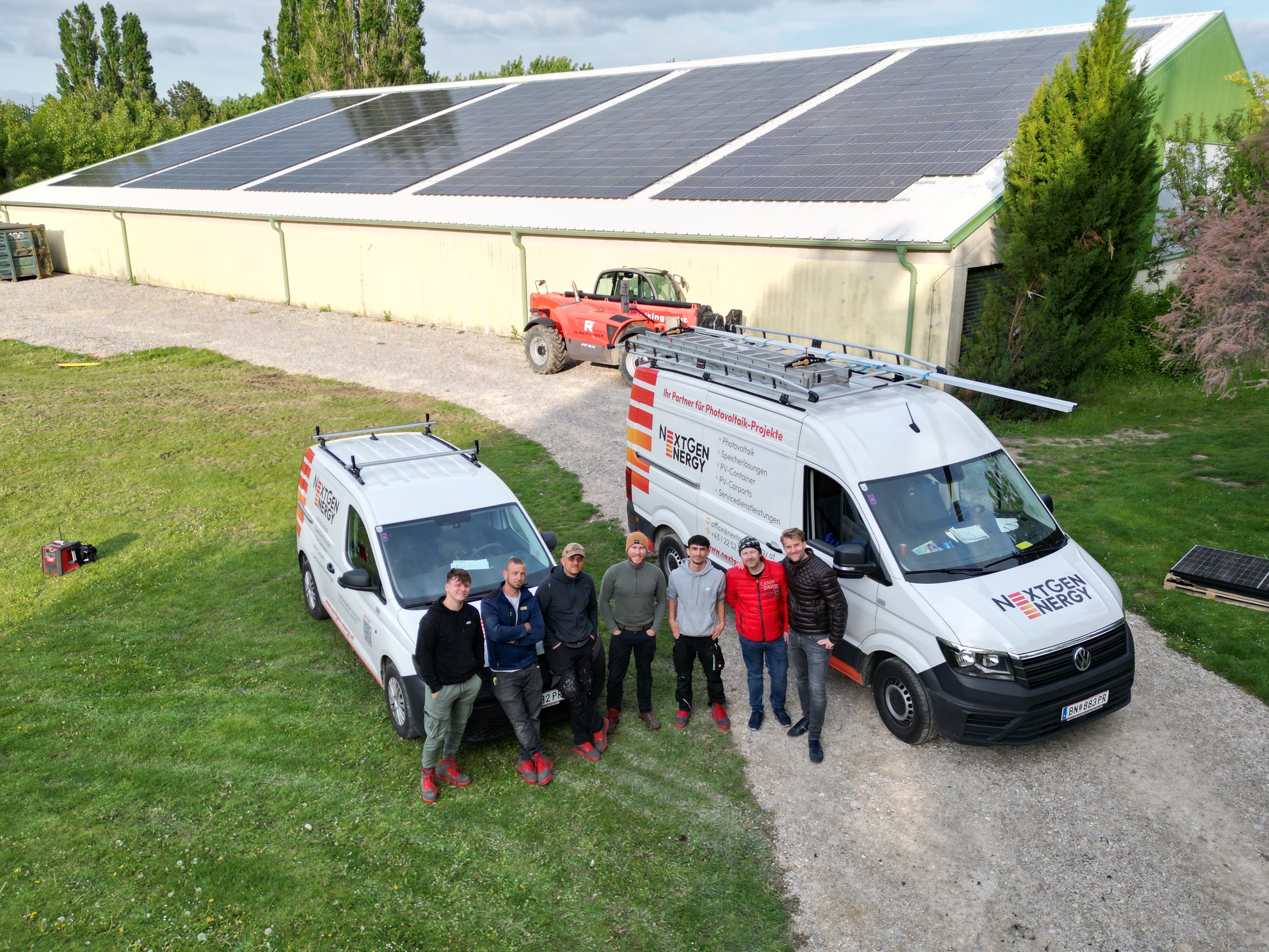 Moderne Photovoltaikanlage auf einem Hausdach in Wien
